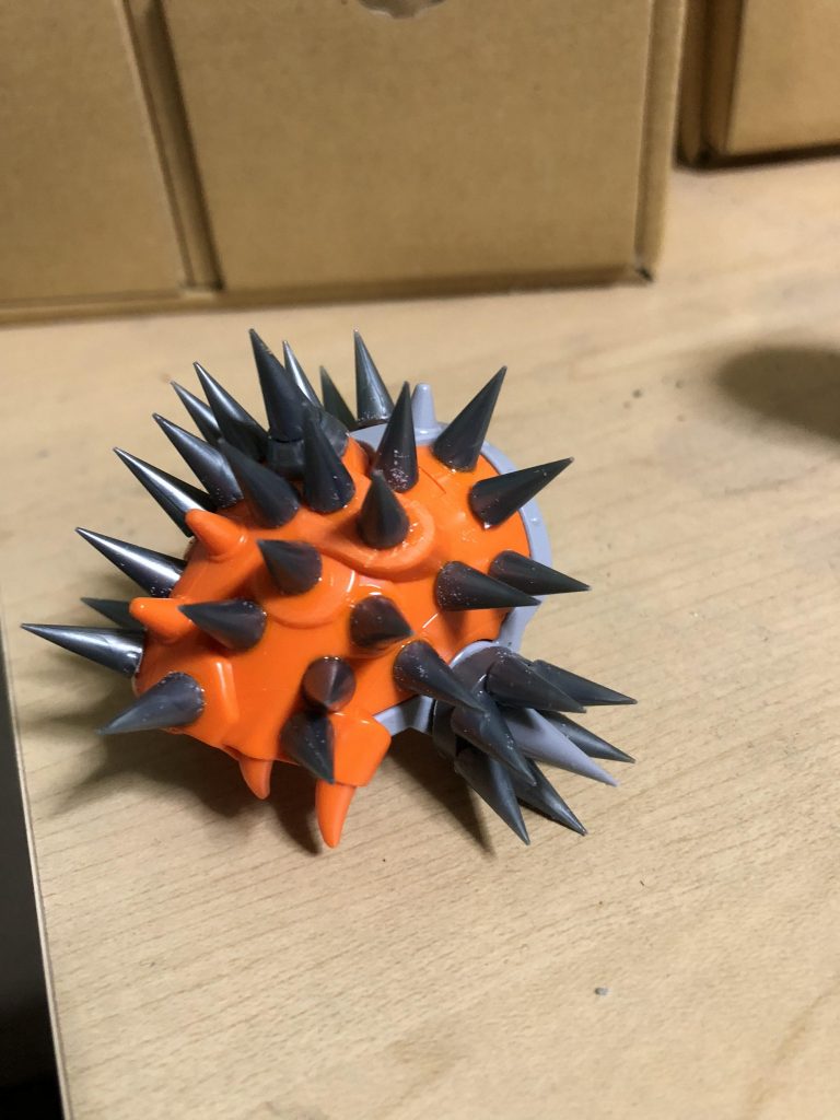 肩アーマーとなった典韋アッシマーの兜。
最初はR・ギャギャのものを使うつもりで予備として用意しましたが、思ったより小さかったのでこちらが対象に。なるべく左右対称になるようにスパイク接着は注意しました。