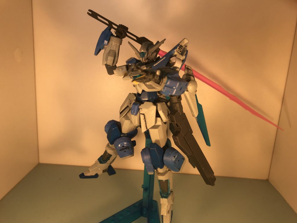 GNロングサーベル最大出力モード
リーチがさらに伸び、ビームの収束率が高いため、並みのビームサーベルでは太刀打ちをする事も出来ない。だが、粒子供給量の関係上この状態は5分も持たない。