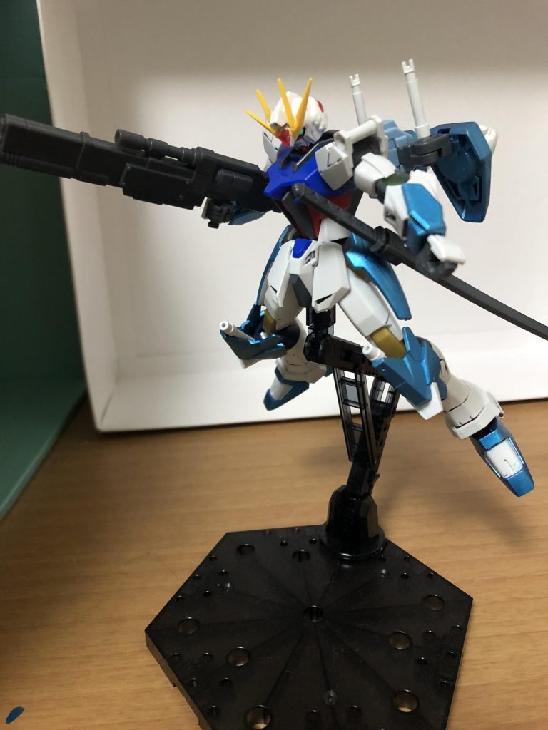 これはノーマルパックを装着した形態です
武装はライフルと刀とバックパックのサーベルが追加されてます