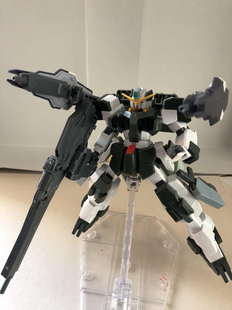 GNシールドはサブアームを使っての可動式で内側にGNライフルが内蔵。GNスナイパーライフルがでかくて取り回しがあまり良くないので牽制とかに使用。GNミサイルは胸部のみに装備。他の部分は粒子貯蔵できる装甲になった