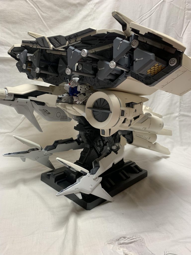 ABS部品も遠慮なく塗装してしまってますが各部重量が重い為
関節部分の渋り具合がシビアです
説明書、仮組みの段階で摺動箇所の把握は結構大事です
また自分の反省点でもあるのですがパッケージや取説通り塗って作ると白黒だけになり
主張が弱い感じを受けましたので、昨年度GBWC日本代表の様に
赤などの差し色の配置を検討した方が良いかもです