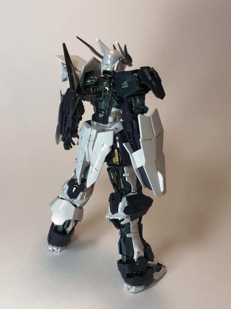 レッドフレーム部分は、RGシステムのノーネイム版をイメージして、プリズムブルーグリーンで塗装しています。