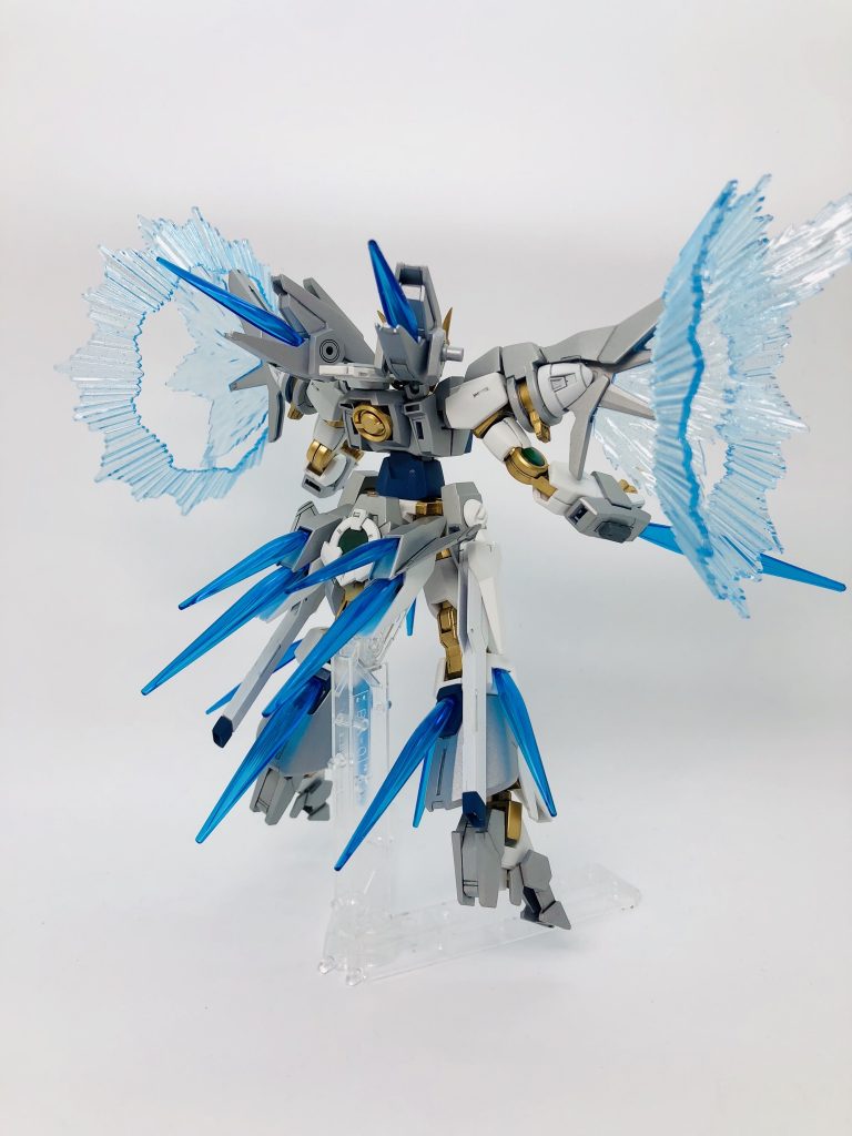 機体が青く発光し、光の翼と全身のビームサーベルが展開されます。