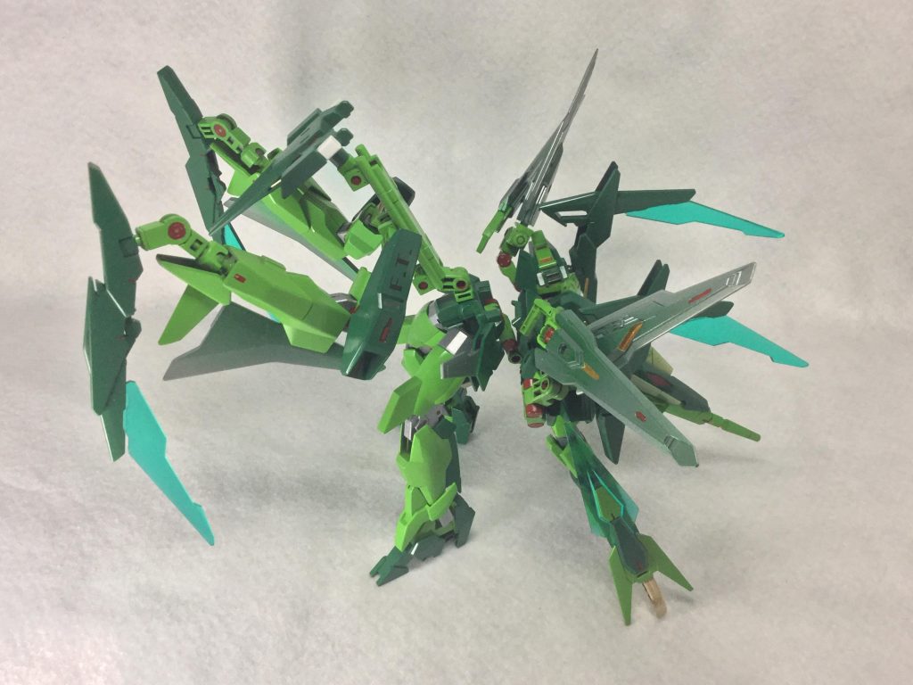 ーーーーーーーーーーーーーーーーーーーーーーーーーーーーーーーーーーーー
*マンティス形態は機体が上下反転し、足と腕を利用した4脚となる。その為、地上での機動性はこれらの3形態の中で最も高い。Fファンネルを装備したテールブースターをカマのように使い、敵機を捕縛し攻撃する。勿論飛行も可能な他、Wファンネル等も問題なく運用できる。*
ーーーーーーーーーーーーーーーーーーーーーーーーーーーーーーーーーーーー