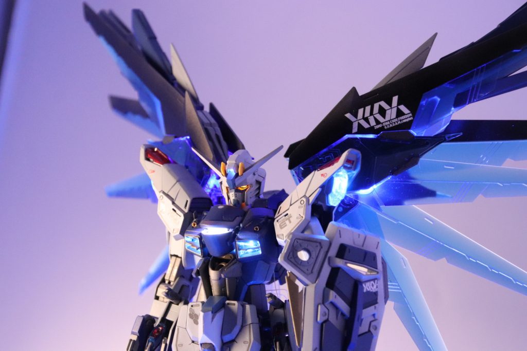 色はもともとフリーダムはザフトのMSなので奪取したばかりは
イザーク専用機のカラーリングではと思い

デュエルを連想する青を多目にしてます