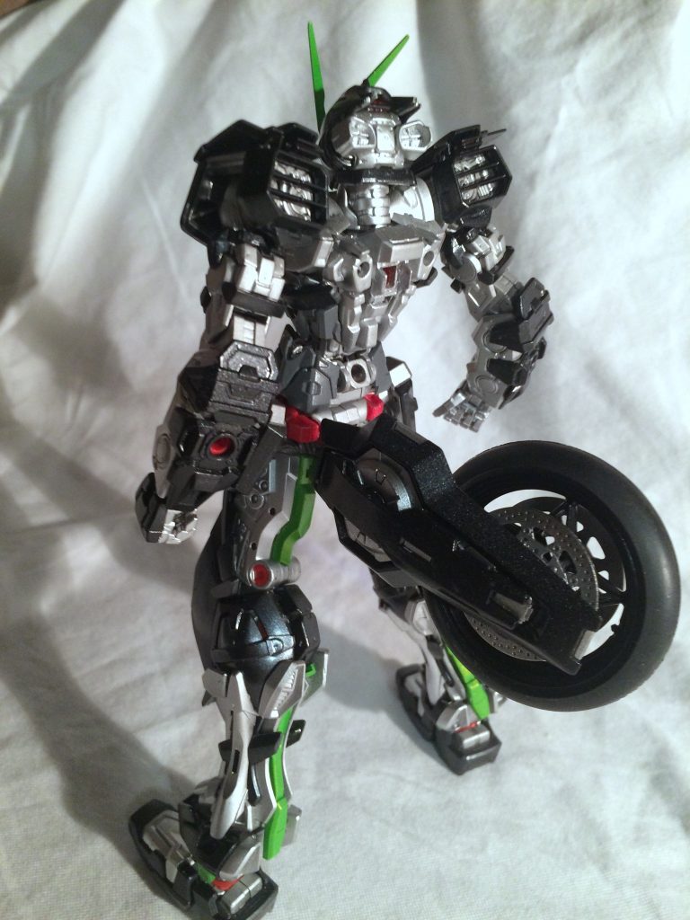 ホイール展開状態。
受光部(タイヤ)を高速回転させながら細かくレーザーを照射する事により、高速移動が可能になる。みたいな感じです。
ちなみに元になったバイクのスイングアームが片出しなのを再現してるのが密かなこだわりポイントですw