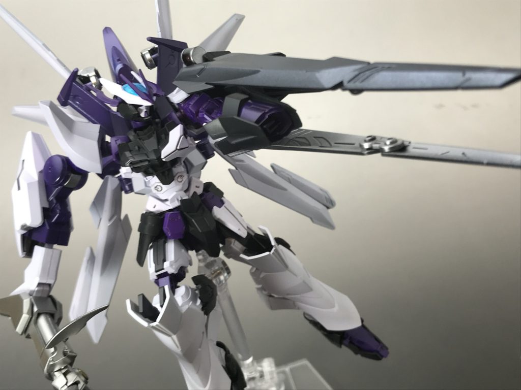 BS(ビームスマートガン)モード
バインダーシールドで腕を覆うように変形させガントレットセイバーと合わせて高出力のビームスマートガンとする
組み換えせずともこういう解釈できるなーと思い採用