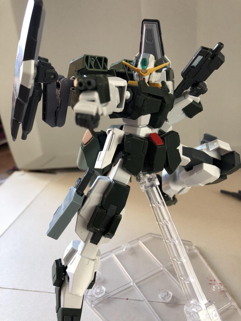 近距離用に手首の装甲内にGNビームバルカンと脹脛側にGNピストルと腰にGNビームサーベルを装備