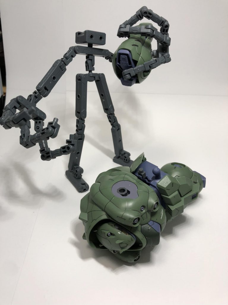 解体作業中
決してガンさんはパーツを奪い取って楽しんでいるわけではありません。お手伝いの一環です。