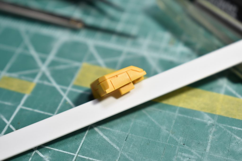 襟パーツ
ほとんど隠れてしまいますが、そこそこ細かいスジボリを入れてます。
細い部分は0.015ですが、太い部分は0.5ミリで線を引いています。