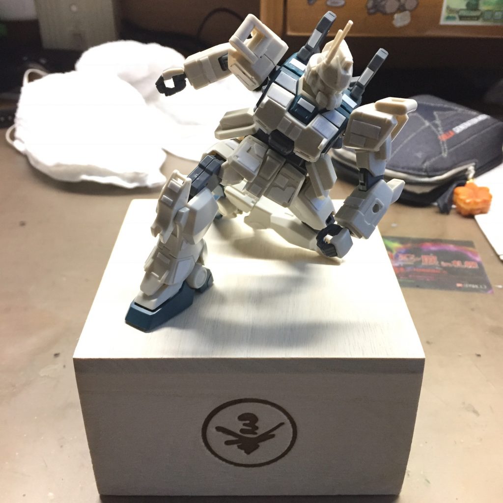 初期のポーズ案。真鍮線通して自立させるつもりでしたが、面倒だったので却下。