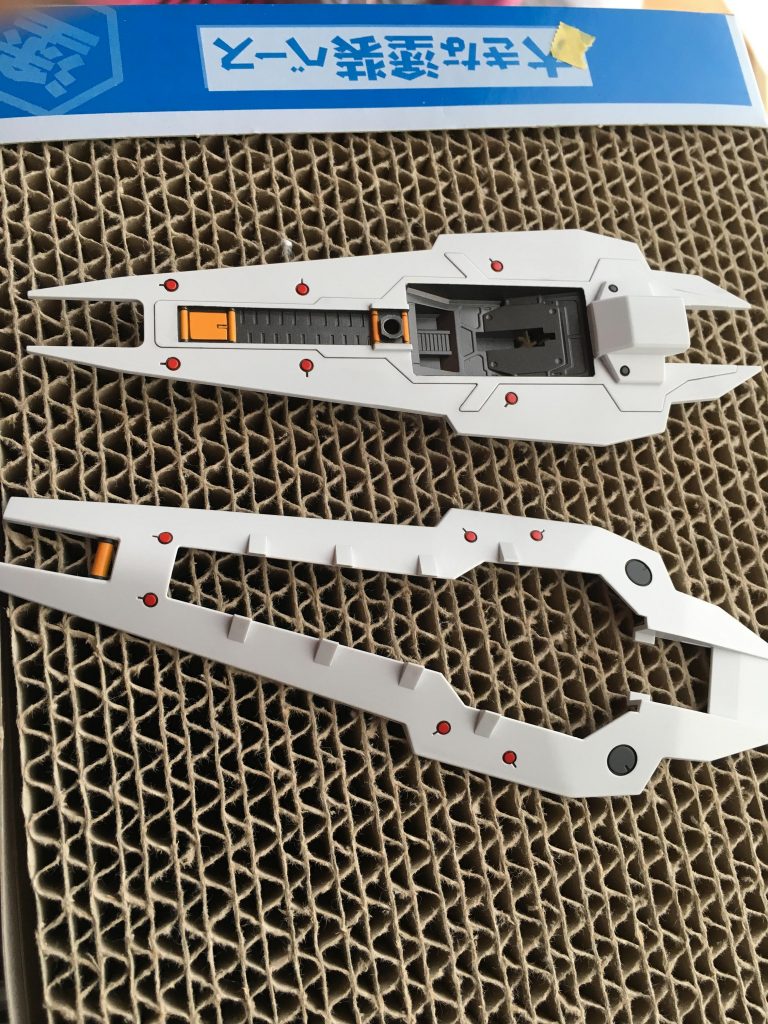 元は真っ白のパーツ。
ちと塗り分けが面倒ですが難易度はそこまで高くないです。