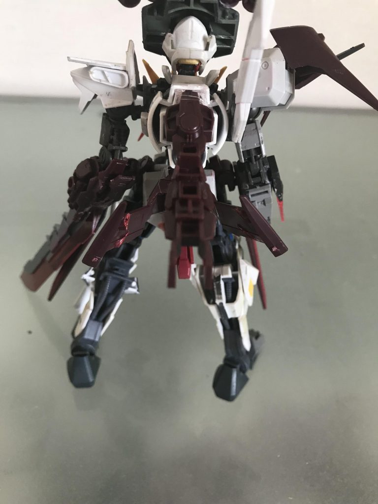 背面
こちらも前面同様バックパックなどが大きく変化しており、ある種の尻尾のように見える