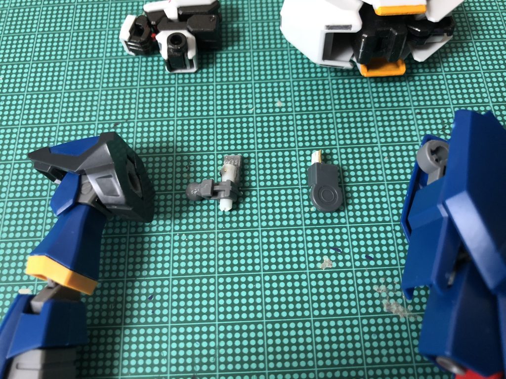 関節ジョイント部分はジャンクから製作。関節の工作は全くしたことなかったので、真鍮線での補強や、3mm穴の使い方などいろいろ勉強できた気がします。