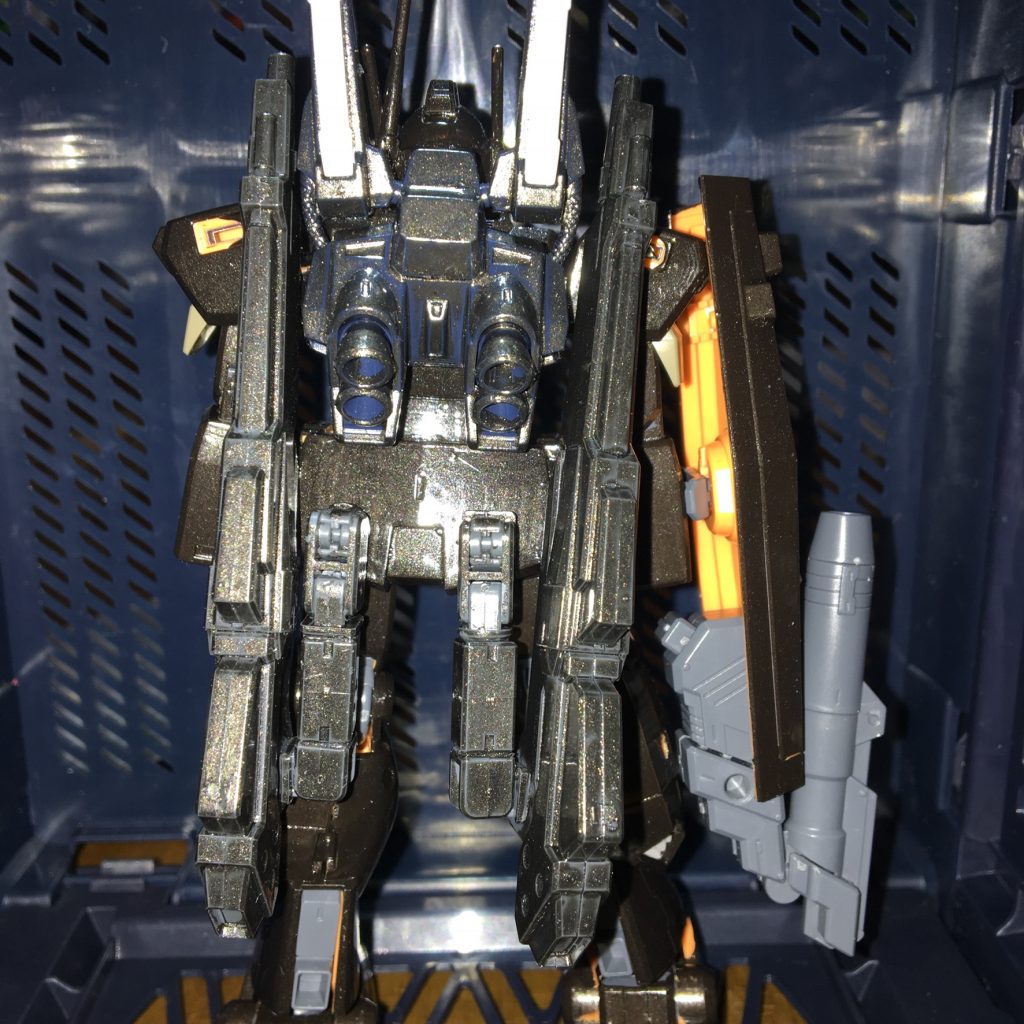 ジムⅢのバックパックではディフェンサーが装備出来ないので規格が同じMk-Ⅱのバックパックに換装しています
背部にはパワードジムカーディガンのアームとビームキャノンを装備しています