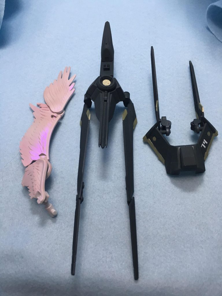 羽はパールホワイトでちょいと妖しく。ノーネイムユニットはもう黒に金って最高の配色。