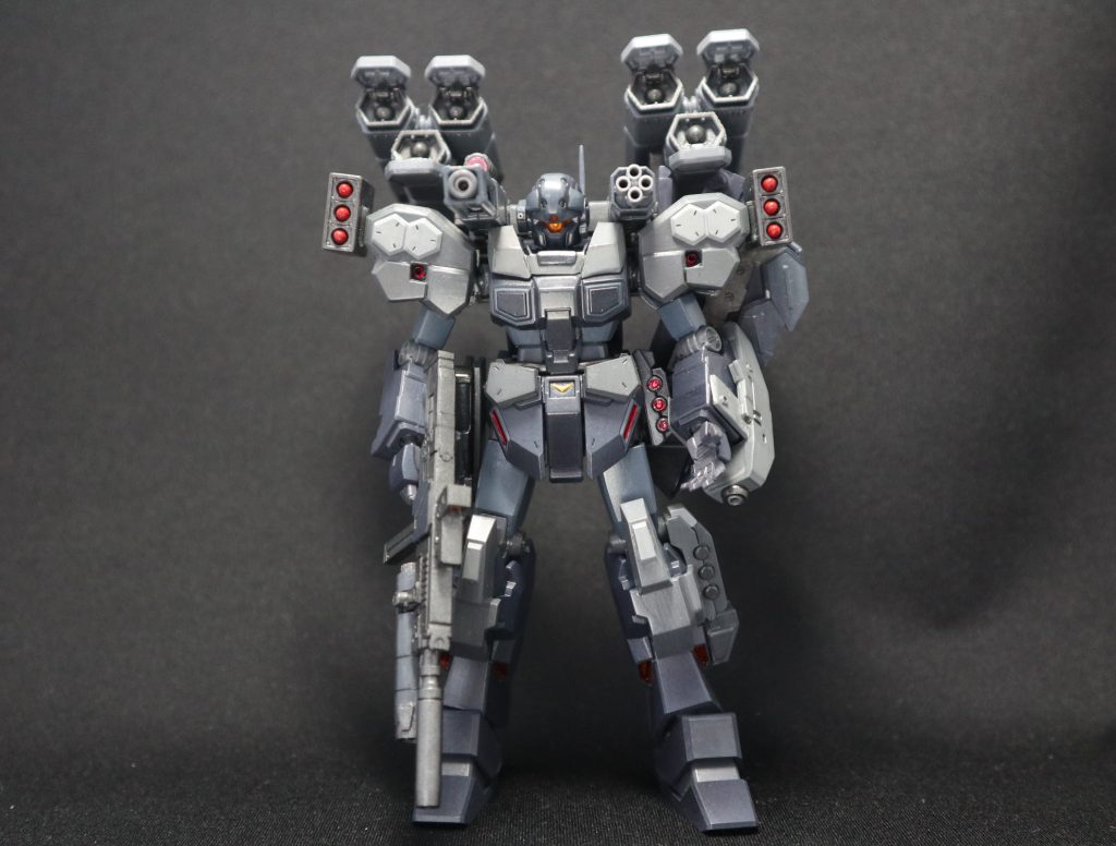 ミサイルポッドを追加しフル武装。中距離からの攻撃、ビーム撹乱幕など各種弾頭を装備可能。