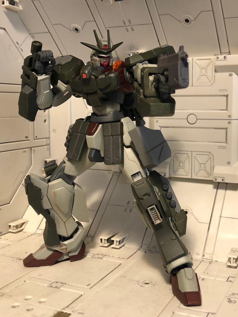 機動性を補うためにバックパックや脚部に安定性の高い従来型の推進機を追加で搭載しているものの、フル装備状態での機動性は高いとは言えない。
そのため、大型の火器を投棄しハンドガン・ビームサーベル・ヒートナイフによる近接戦闘を行うモードが搭載されている。
【以上妄想設定終わり】