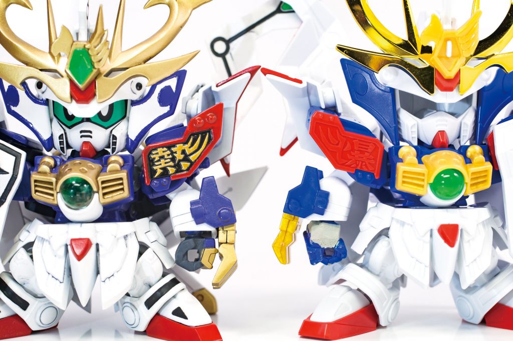 素の状態との比較。
顔つきはマスクをアニメ作画に寄せて丸みを帯びた感じに。兜は密着度を高め角飾りを延長、ひさしのラインを変更しています。
胸は旧BB戦士のようにガラス玉に変更。肩アーマーはアニメ作画が旧BB戦士に近いデザインだったのでパテで寄せています。