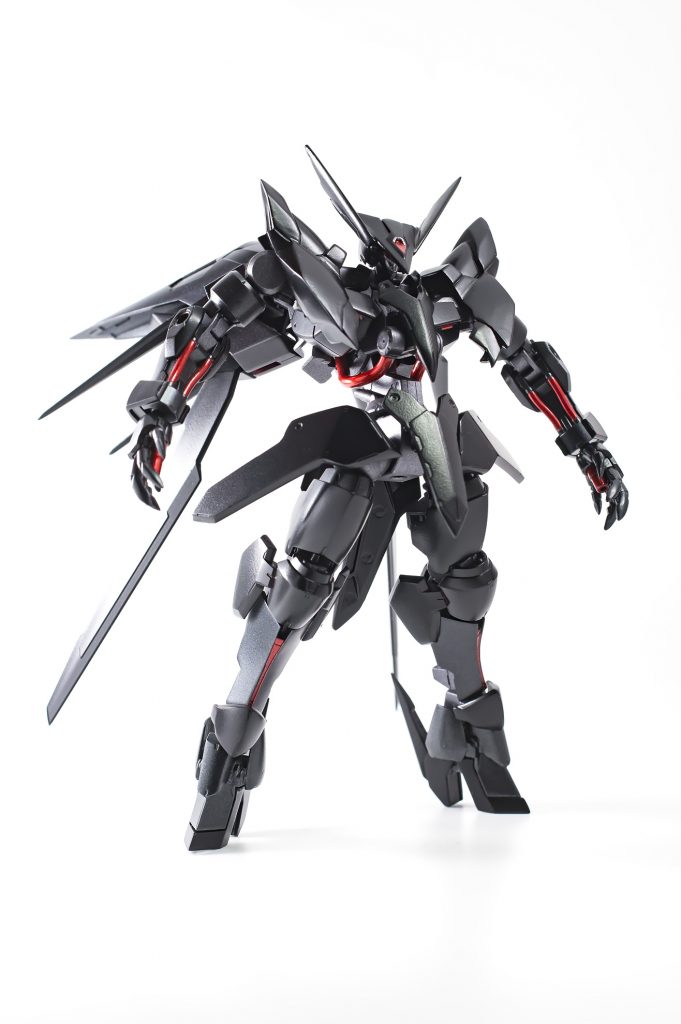 こちらは手首をヴェイガンタイプに差し替えたもの。バンダイ製のパーツしか使えないときはこちらに差し替えます。