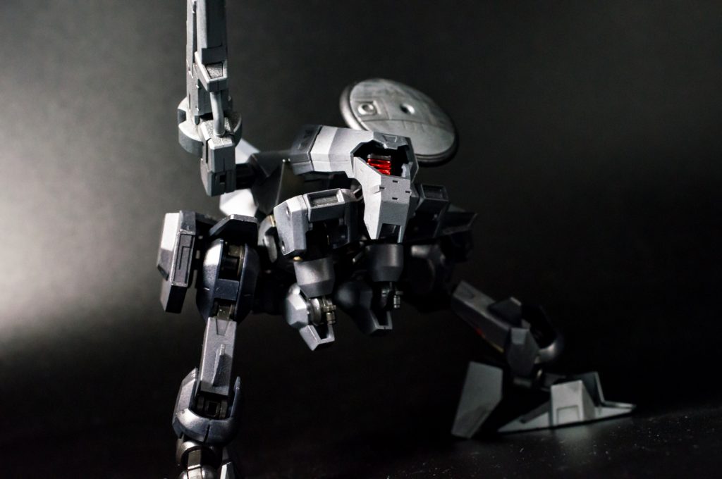 レールガンはライトニングバックパック2のライフル、レドームはウイニングのシールドを使用。
顔の赤い箇所は100均のラピーテープを貼り付け。