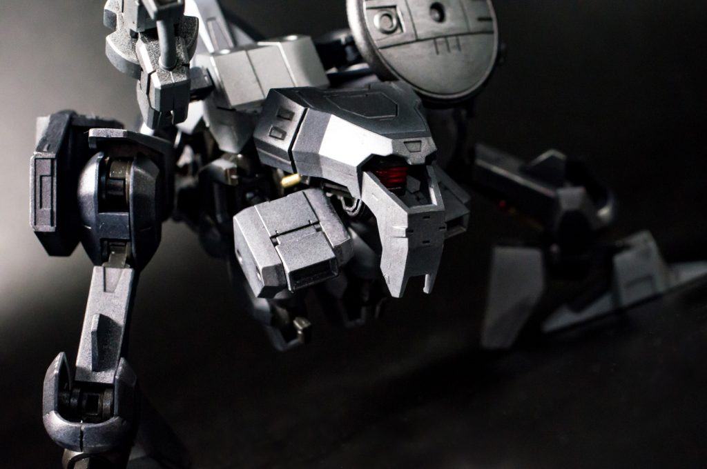 顔はそのままでも意外とREXに見える…?
表面はシルバーとガンメタメインで塗装し、ドライブラシで少し汚しています。