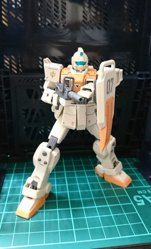 陸戦型を作ると必ずとらせるマシンガンを構えるポーズ
好きなんですよね♪
子供にかなり落とされたりしてますが壊れる所も無く頑丈な作りかと
賛否両論のキットですが、私は好きですよ😁