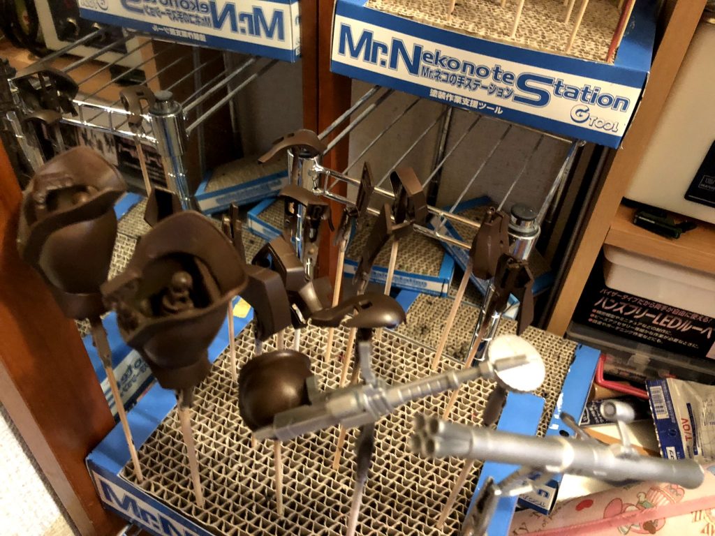 塗料は、ガイアカラーのドイツ戦車3色迷彩セットの塗料を使用しています。