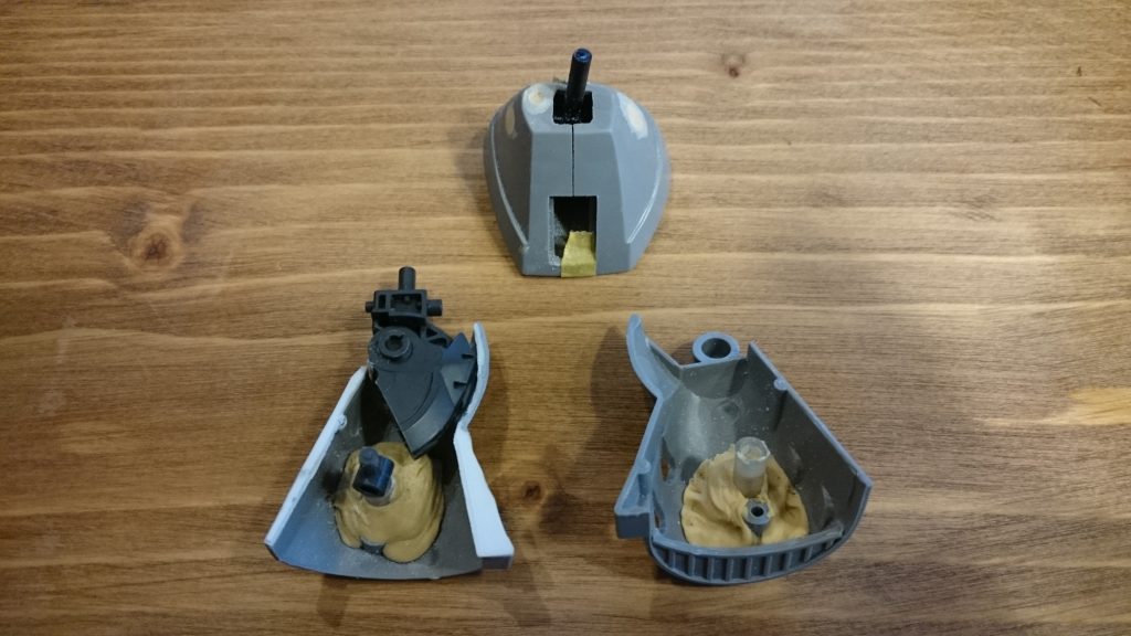 脚はこうなってます。旧キットの膝の丸いところに、プロトグフの膝関節パーツが綺麗にぴったりハマります。膝関節パーツの下部分が旧キット脚と干渉するので適当にカットしてます。
足首関節は引き出し式のボールジョイントにして、脚側の軸を上に上げてます。膝関節は後ハメ出来ないので、先に塗装して組みました。