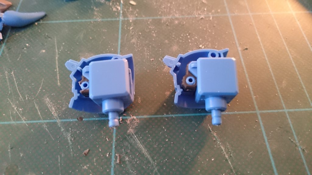 肩は、肩アーマー側だけ後ハメにしたかったので写真のように加工。スパイクの長いやつは先端を延長して尖らせてます。