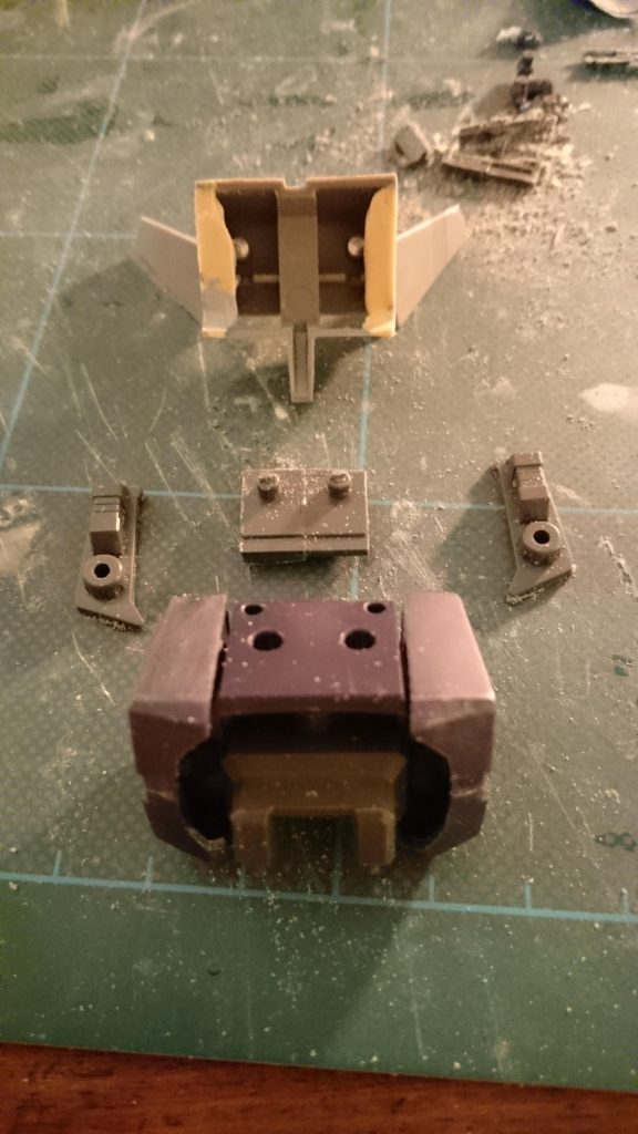 バックパックはベタ付けすると胸の稼働域を殺してしまうので、分からない程度に浮かしてます。基部はプロトグフのバックパックを加工。