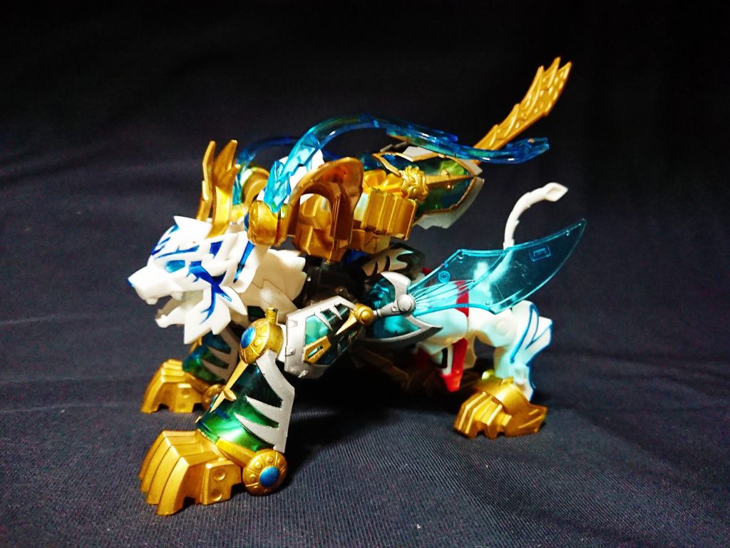 追加した各鎧パーツにより、獣神形態の細い胴体を少しでも隠し大きく見せています。