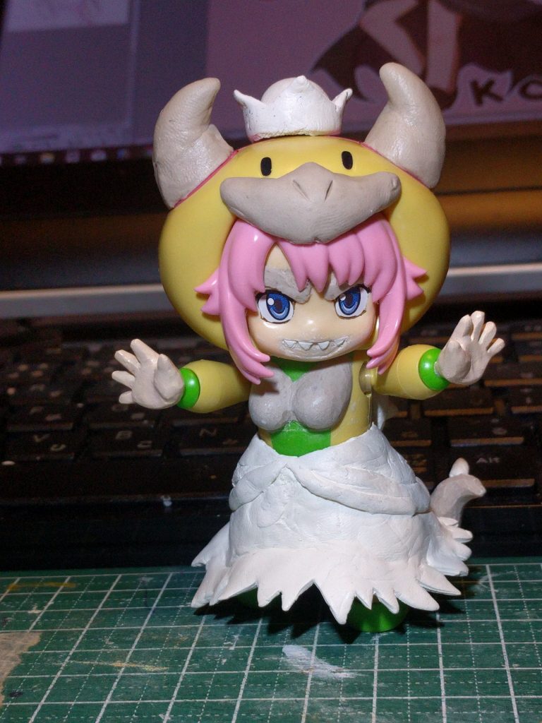 いろいろとモリモリとしていきます。口は特徴的なギザ歯を再現するために一生懸命削って歯は後からパテで。この時の手は前に作った他キャラ用のを試しにつけてますね