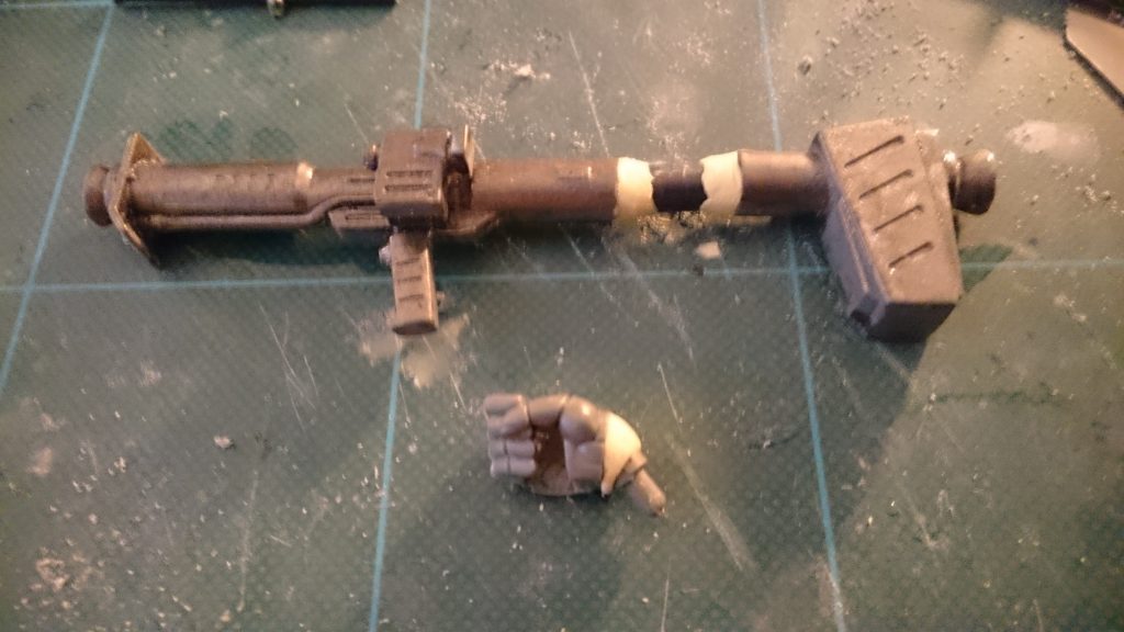 ジャイアントバスは不自然なくらいに後ろの部分を延長。これでギリギリ肩に担げました。本当にギリギリ。