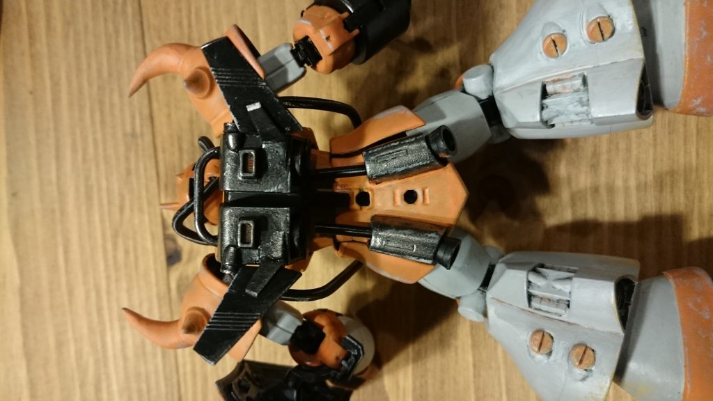 バックパックはそのままだと平坦なので、ちょっとだけデコりました。見えませんが動力パイプ基部はプラパイプで作ってます。ランナーで作った上部のコの字部分がお気に入り。