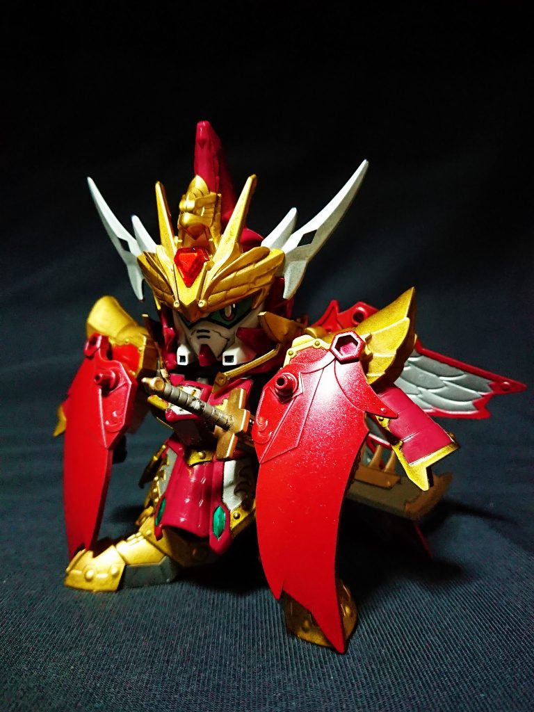 覇凰翼は曹操と色を合わせたほうが収まりがよかったので、ノーマル曹操のマント同様に、後ろ側のみシルバーからメタリックレッドに変更しました。