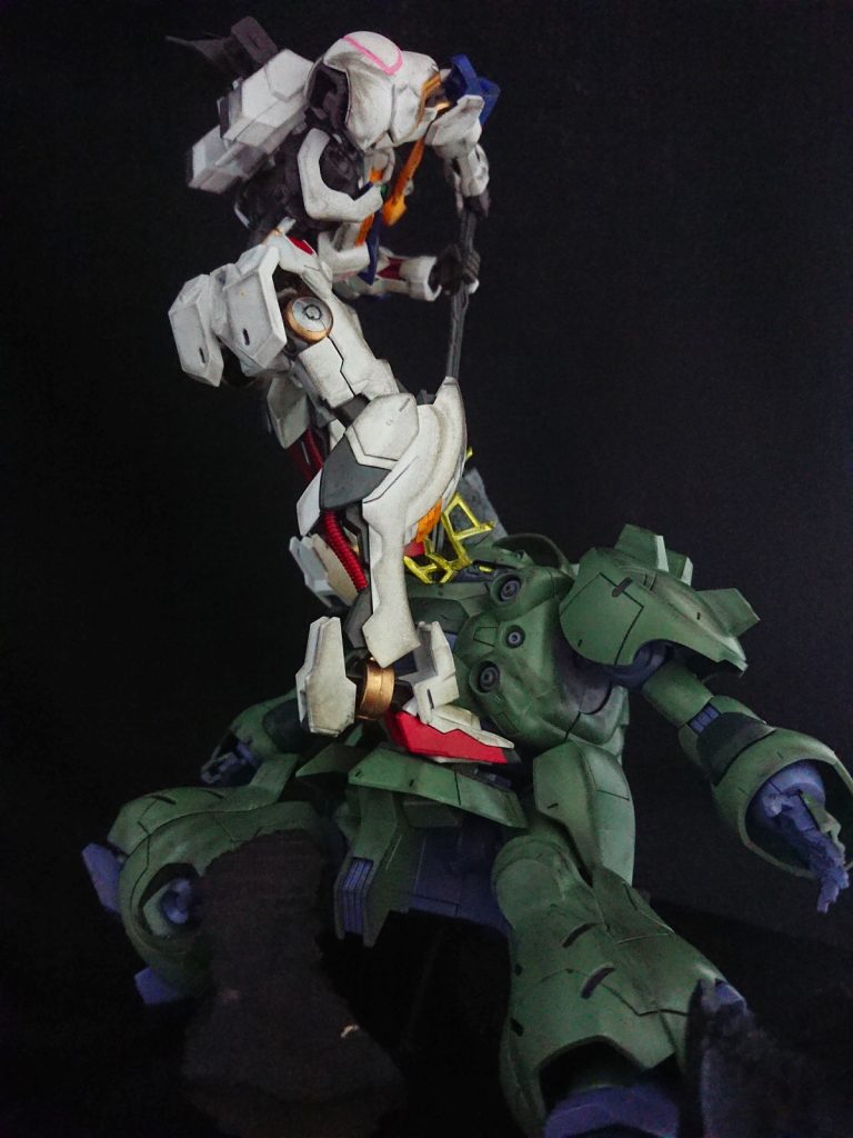 バルバトスの屈んだ上半身を再現する為に胴のフレームの軸を前後逆に付けています