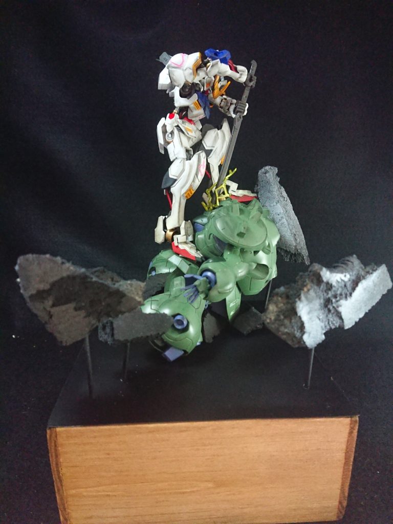 いつも使ってるボックスに百均の硬質カードケース張り付けて黒サフ、ランナーにも黒サフ吹いて、瓦礫は乾いた粘土に百均のスプレー