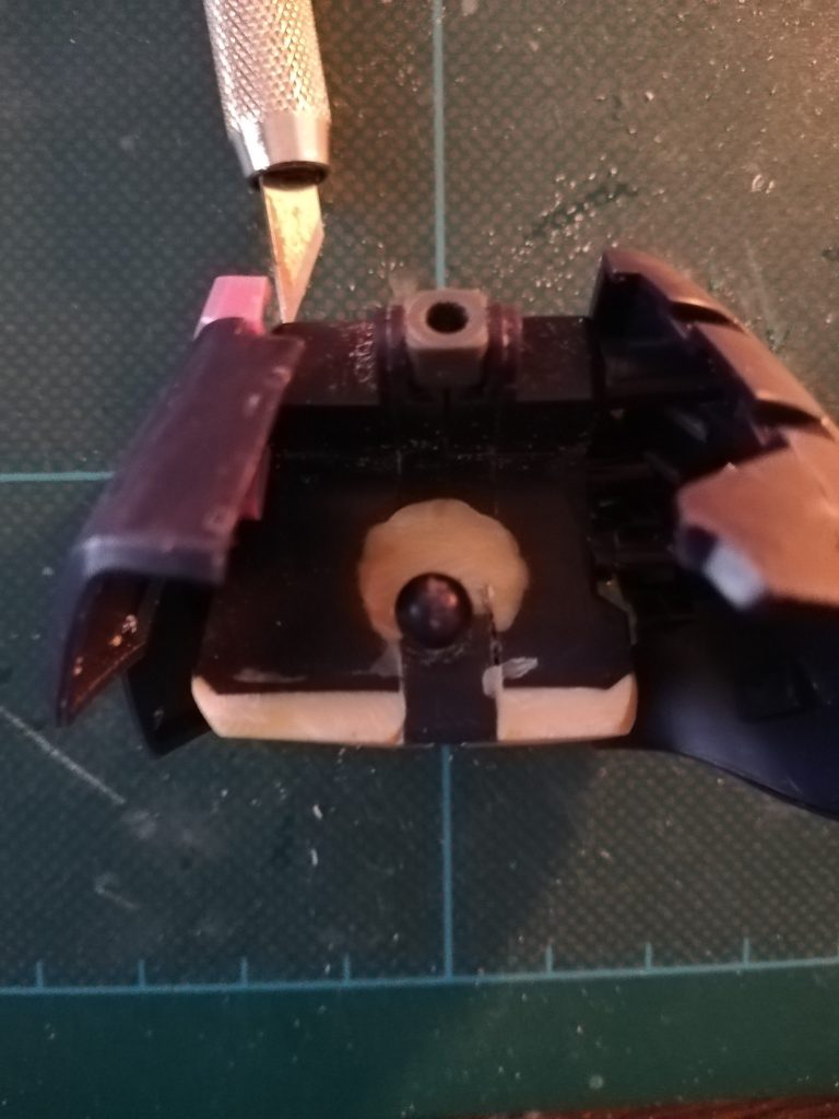 脚が短く感じたので、股関節部分をカットして間にパテを詰め、関節位置自体を下げました。