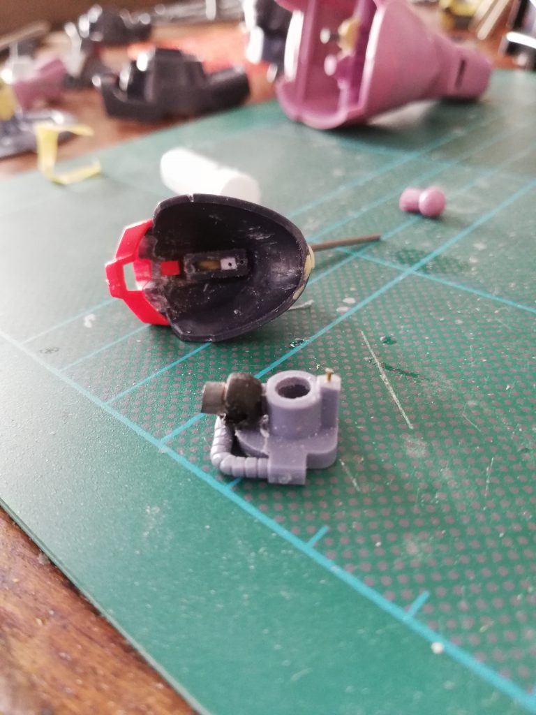 モノアイは写真のようにボールジョイントとプラ棒で可動式にして、ヘルメットは後から接続できるようにしてます。