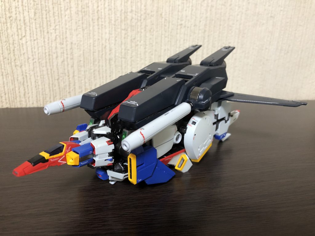 腰部のリアアーマーを外せば、強化型でも一応変形できますね。ただ、本来かかるべきロックが数ヶ所かからなくなるので、あまり推奨はできません。