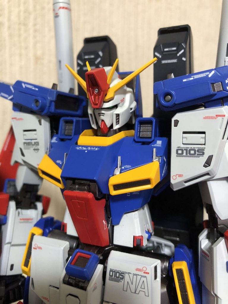 頭部ハイメガキャノンの内部もメタリック塗装にしてみました。通常塗装との比較も楽しいです。