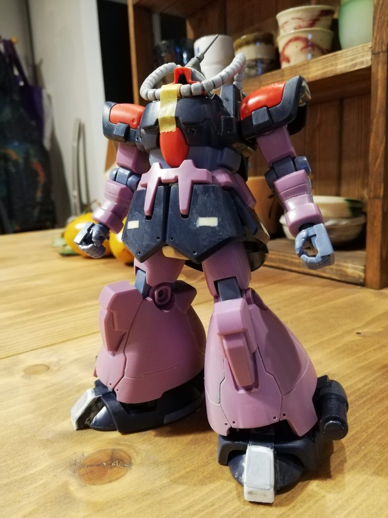 塗装前です。足の先端ブロック部分もプラ板で2mmくらい延長。塗装はプロトタイプドムを参考にしてます。