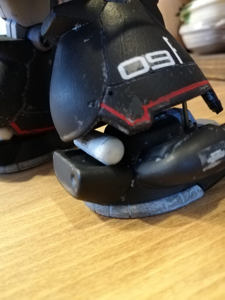 足首周りは結構スカスカなのでシリンダーみたいなものと、プロペラントタンクみたいなものを仕込みました。