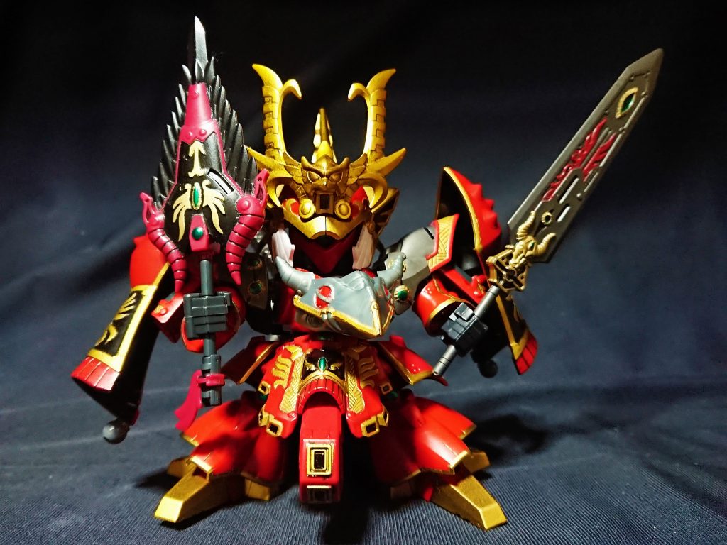 軍師形態 司馬懿サザビー
胴体はナイチンゲールですが、サザビー状態です。
黒魔神風パーツは常時取り付けにしました。
煉獄扇と冥黒の牙を持っても様になるサイズに。