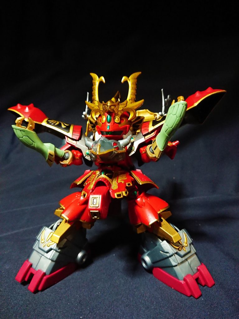 天熾鵬司馬懿サザビーは完成していたため一部を解体し、そこにナイチンゲールを三国伝体型に合わせていきミックスした制作となりました。
予想以上のマスキングの手間さや、蚩尤魔装への合体を考慮してなかったため接続の変更など、手間はありましたがラスボスの風格は出せたかと思います。