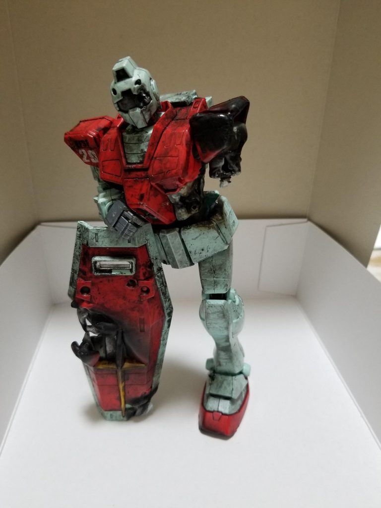 右足がないのでシールドを持たせて自立させています。激しい戦闘の後といった感じが出せれば良いと思ってやりました