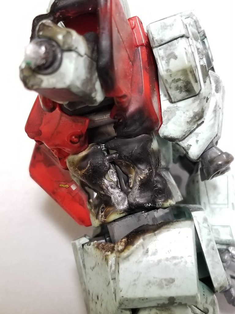 左腕と脇腹辺りはムサイあたりのジオン艦の主砲により損傷した感じで。