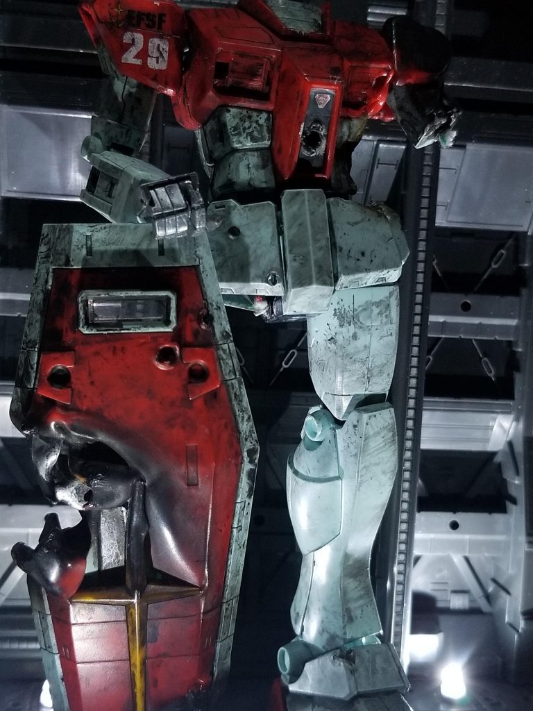 ア・バオア・クーにて損傷し格納庫に収納された感じで