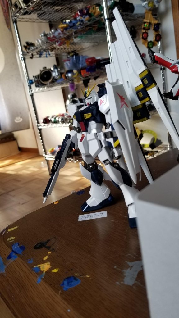 素組みですが、友達が店のガンプラを見ながらこんな風にピカピカにしてと言ってきたので初めてパール塗装をしてみました。